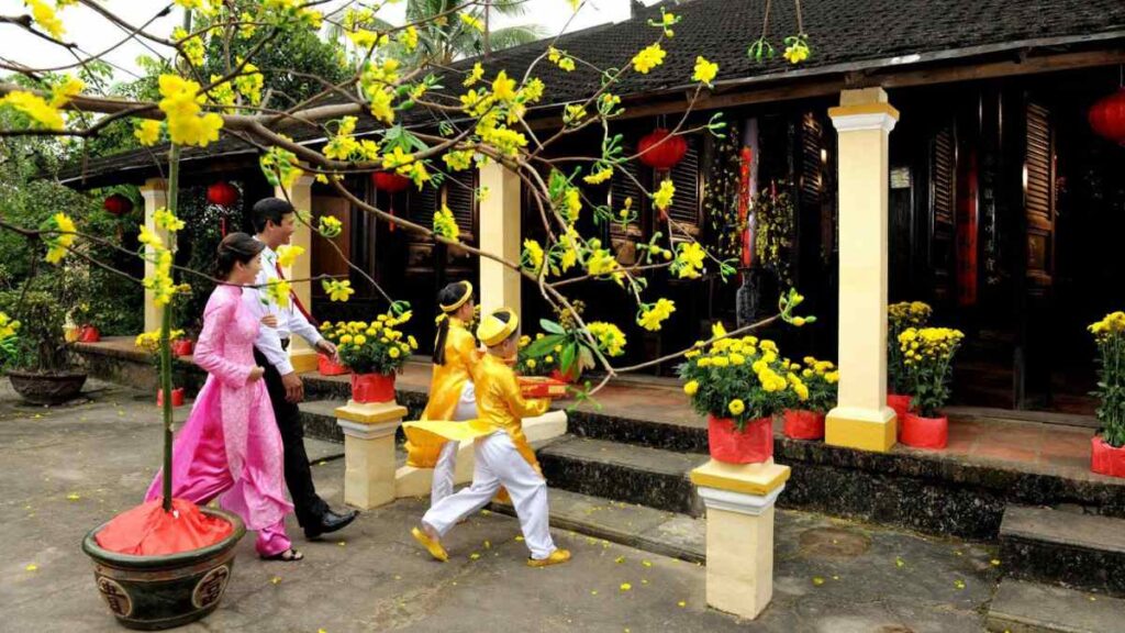 Xông đất đầu năm 