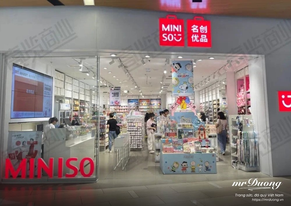 mat-ma-khoi-nghiep-miniso-p1-1