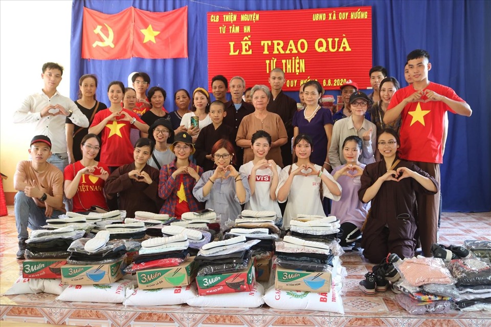 Từ thiện hay đánh bóng tên tuổi? Khi lòng tốt bị đặt lên bàn cân nghi ngờ