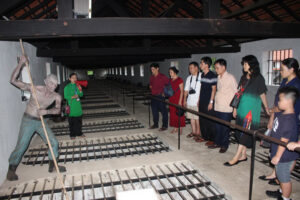 Vì sao Nhà tù Côn Đảo luôn tạo cảm giác nặng dù trời rất đẹp? Khám phá góc nhìn tâm linh, lịch sử và cảm xúc sâu lắng mà nơi này để lại.