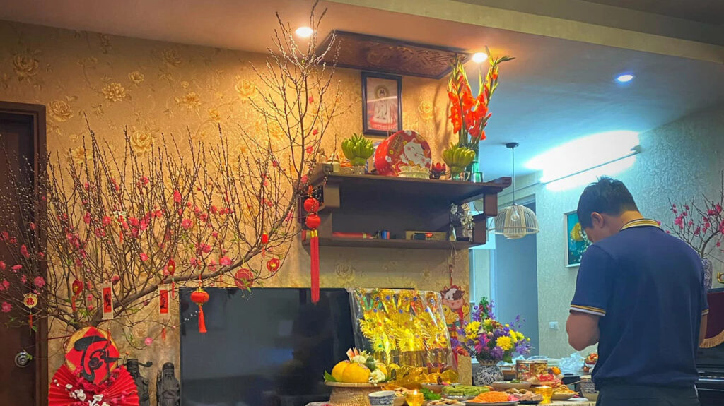 thờ phục , gia tiên , phong tục thể hiện tình cảm tôn trọng tổ tiên của người Việt Nam 