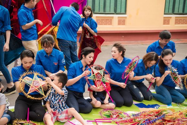 Từ thiện hay đánh bóng tên tuổi? Khi lòng tốt bị đặt lên bàn cân nghi ngờ