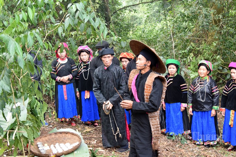 Nghi lễ cúng bái của thầy cúng ở bản làng Tây Bắc giữa không gian núi rừng