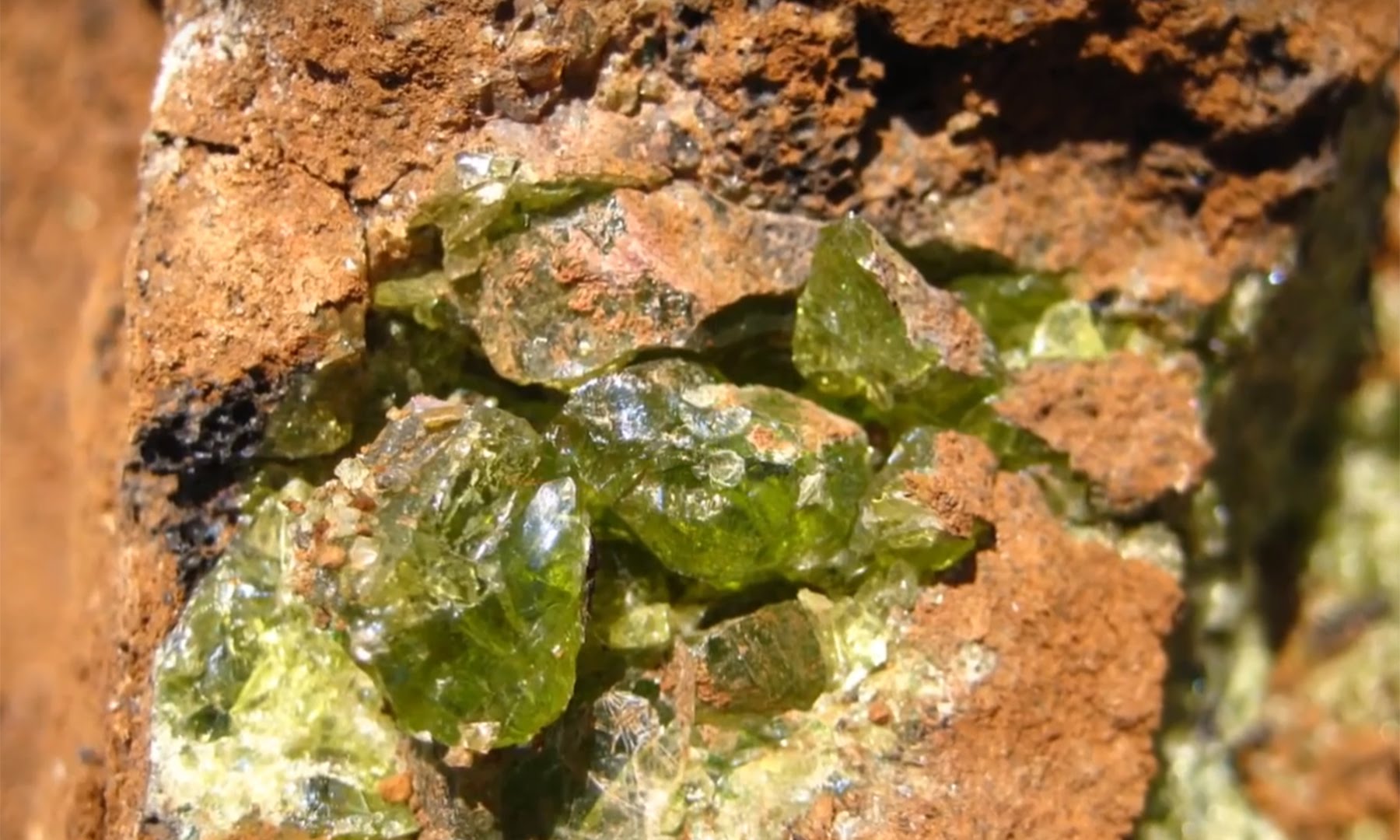 Tại Sao Phải Có Sỏi Thì Mới Có Đá Quý Trong Quy Trình Khai Thác?