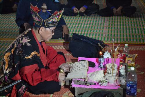 Thầy cúng ở Tây Bắc đang thực hiện nghi lễ tâm linh truyền thống trong không gian nhà sàn vùng cao
