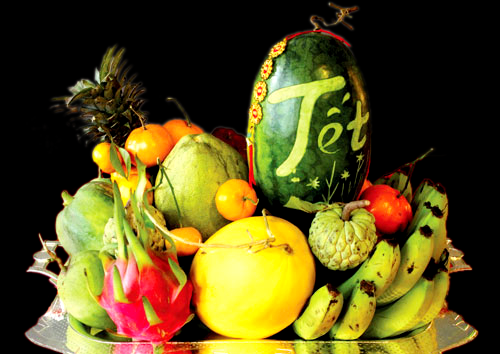 Mâm ngũ quả ngày Tết truyền thống trên bàn thờ gia tiên ở Miền Bắc