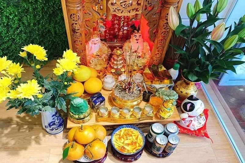 Lau dọn bàn thờ trước ngày Thần Tài mùng 10 tháng Giêng