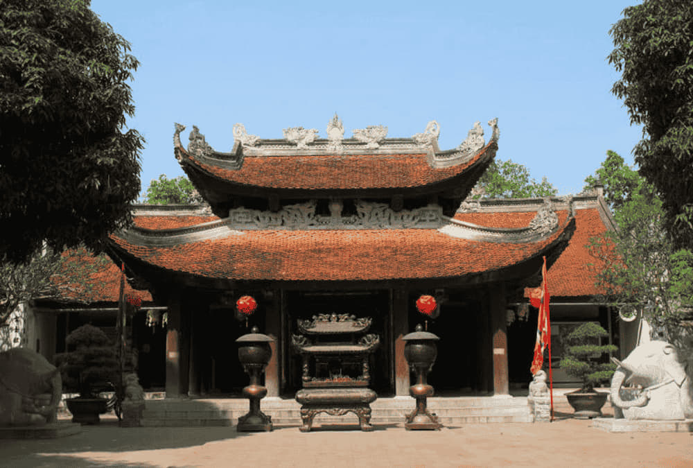 Toàn cảnh cổng đền uy nghiêm, treo cờ hội