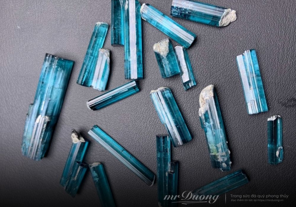 khoa-hoc-da-quy-tourmaline-cau-vong-trong-lang-da-quy-1