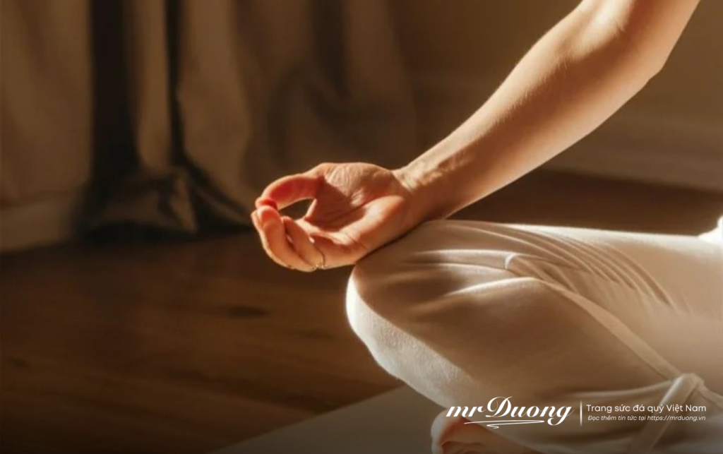 Hình ảnh ngồi thiền thư thái trong không gian ngập tràn ánh sáng tự nhiên, giúp tâm hồn buông bỏ mọi áp lực và tìm lại sự cân bằng nội tại.