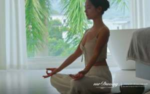 hình ảnh một người đang ngồi thiền tịnh tâm chuẩn phong thủy với lưng thẳng và không gian yên tĩnh