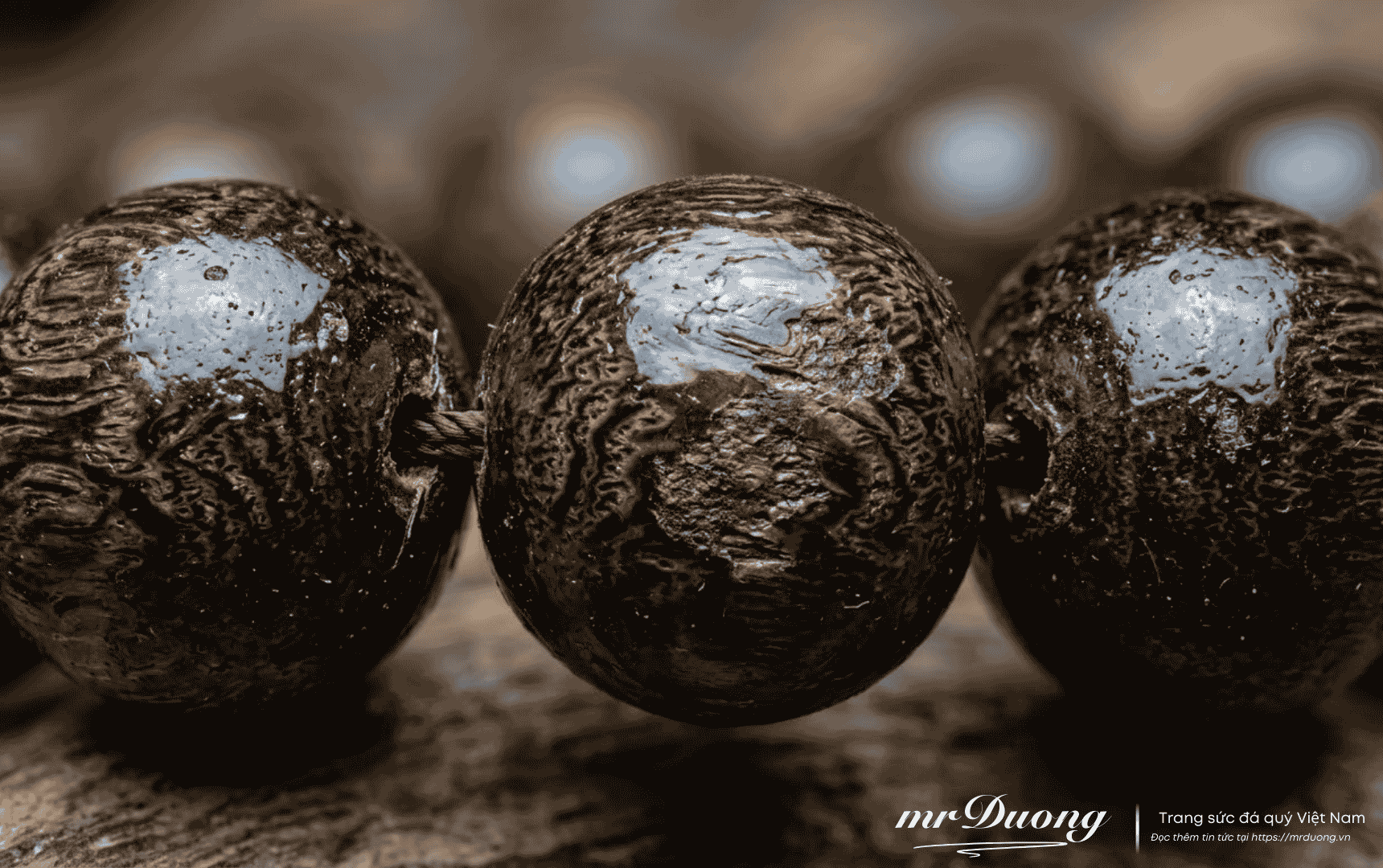 Phân biệt trầm hương thật giả qua các loại gỗ nén.