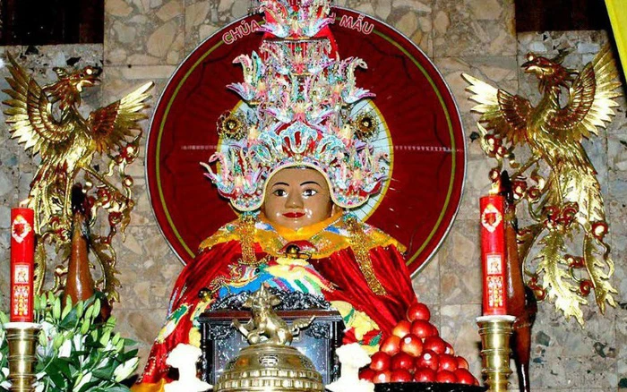 Tượng thờ Bà Chúa Kho bên trong cung cấm tại Đền Cổ Mễ Bắc Ninh