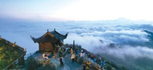 Cảnh toàn cảnh núi Yên Tử mờ sương từ trên cao.